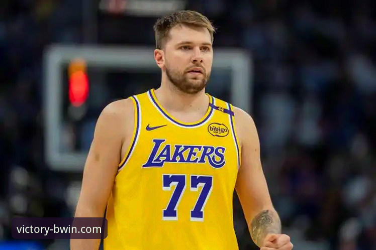 东契奇单骑救主 vs 团队多点开花：湖人险胜步行者背后的攻防博弈